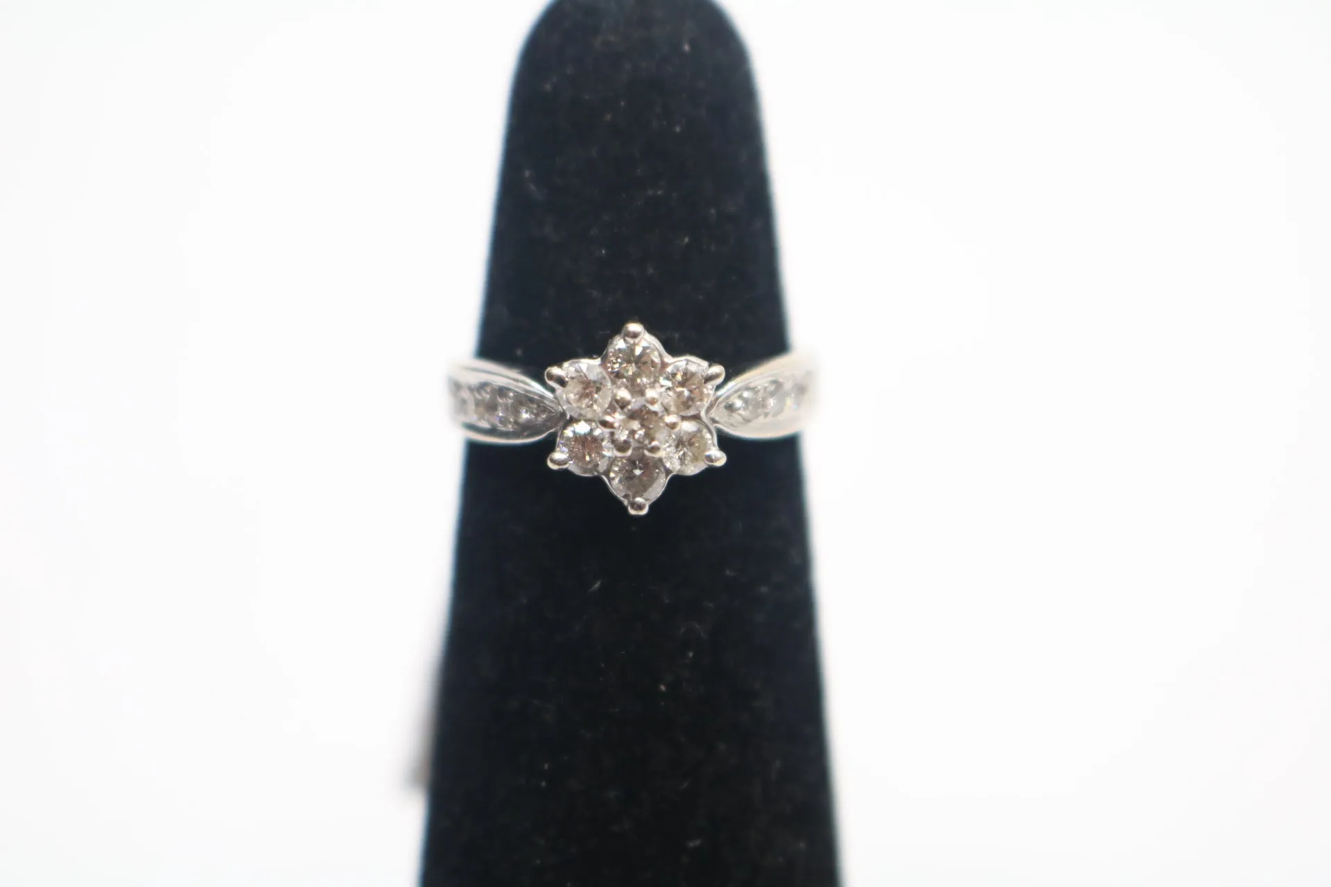 18K White Gold Diamond Flower Engagement Ring (Size 4 1/4)