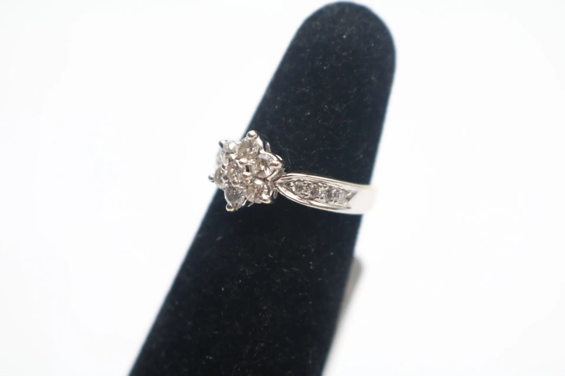 18K White Gold Diamond Flower Engagement Ring (Size 4 1/4)