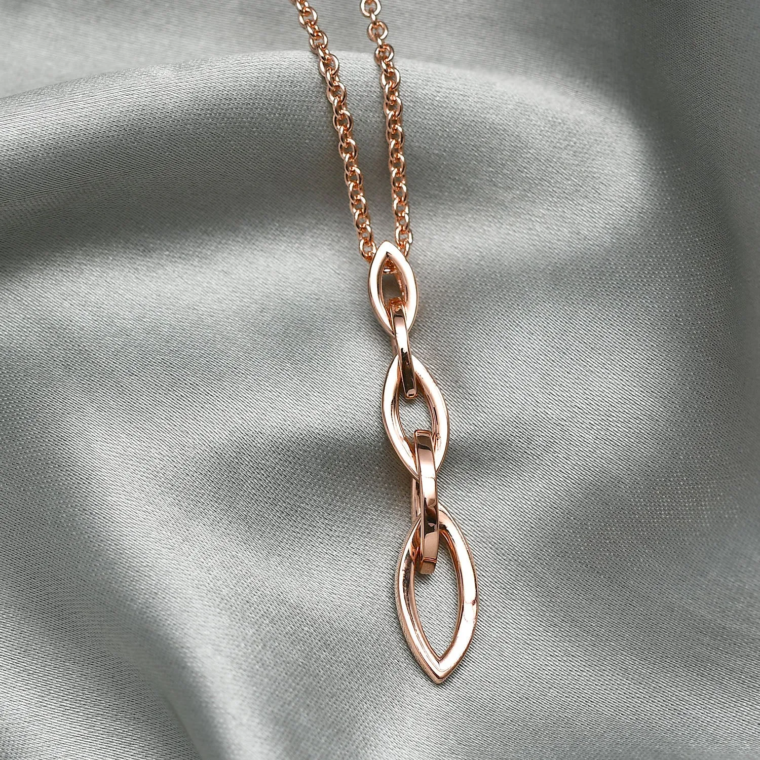 Molto Link Pendant with FREE Chain